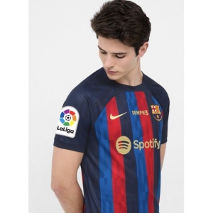 camiseta del Barcelona 22-23 con el parche SEMPR3
